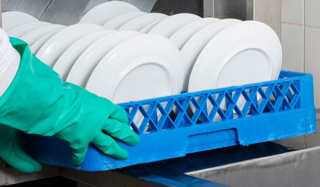 Contaminação cruzada na lavagem: como organizar racks, talheres e utensílios com segurança