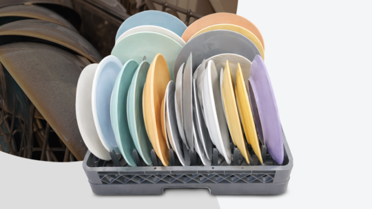 Quais os riscos da organização inadequada de pratos nos racks da lavadora de louças profissional?